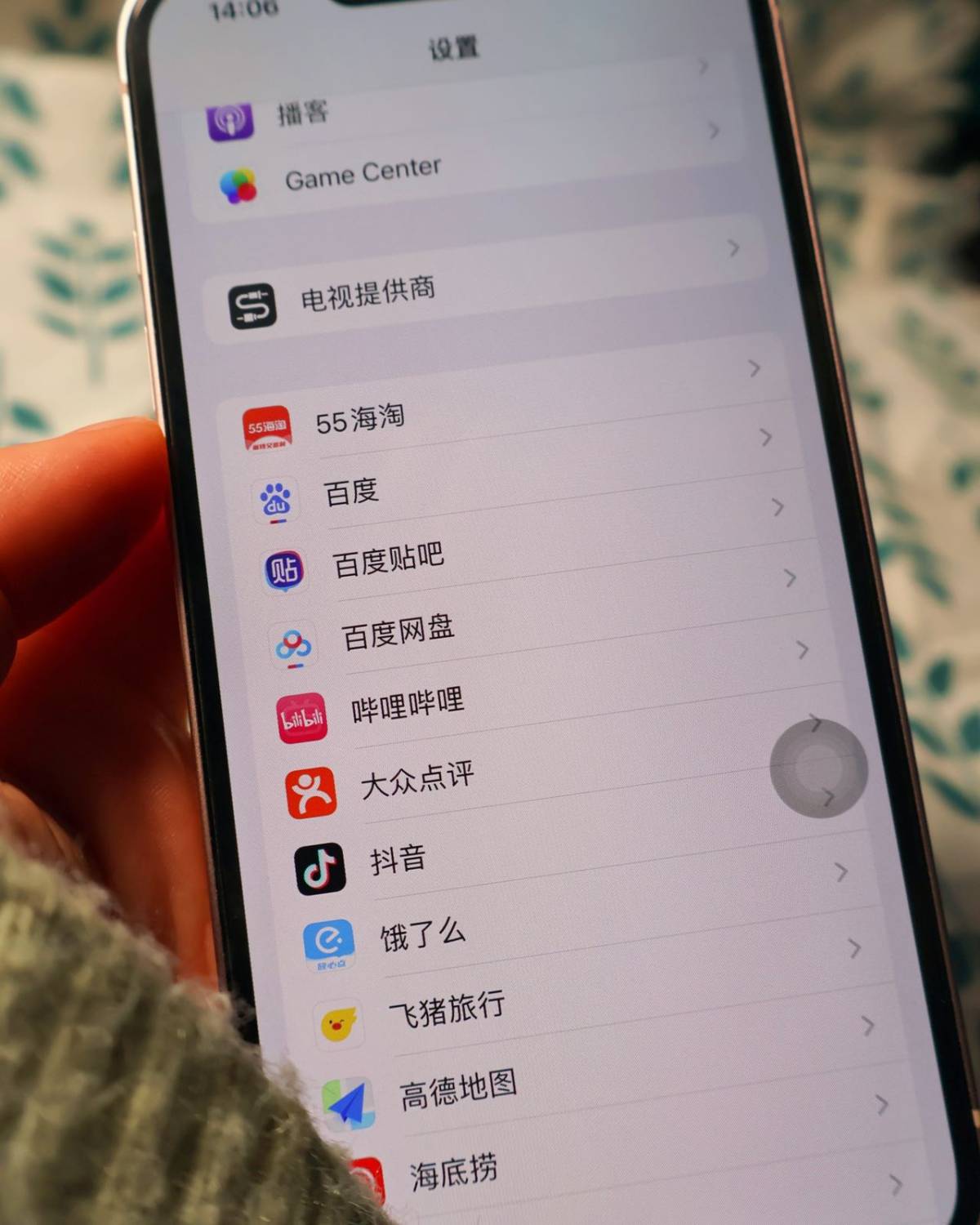 iPhone13： ➡️外观设计： 1️⃣苹果一直在外观上做