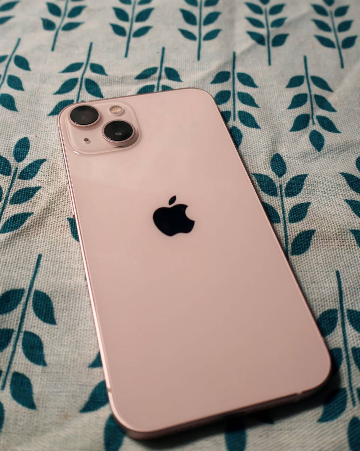 iPhone13： ➡️外观设计： 1️⃣苹果一直在外观上做