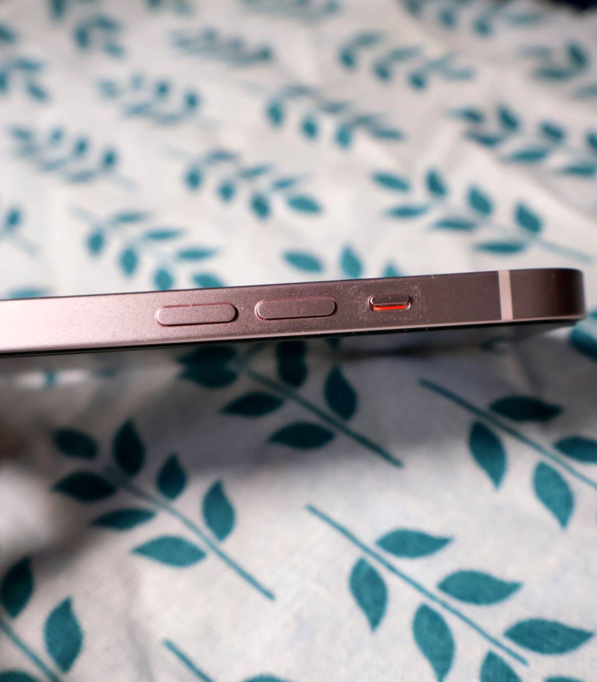 iPhone13： ➡️外观设计： 1️⃣苹果一直在外观上做