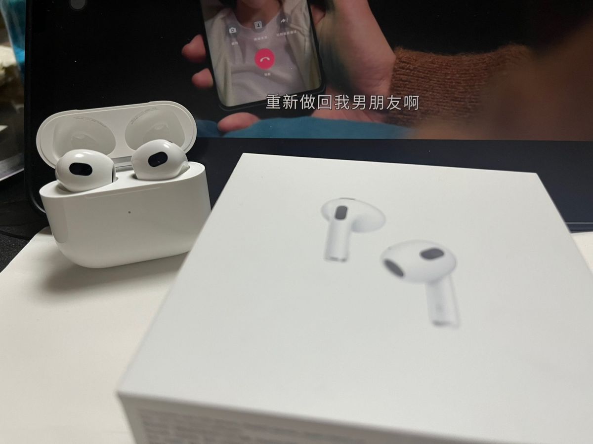 ➡️外观设计： 1️⃣与二代耳机相比，三代的外壳更“长方形”