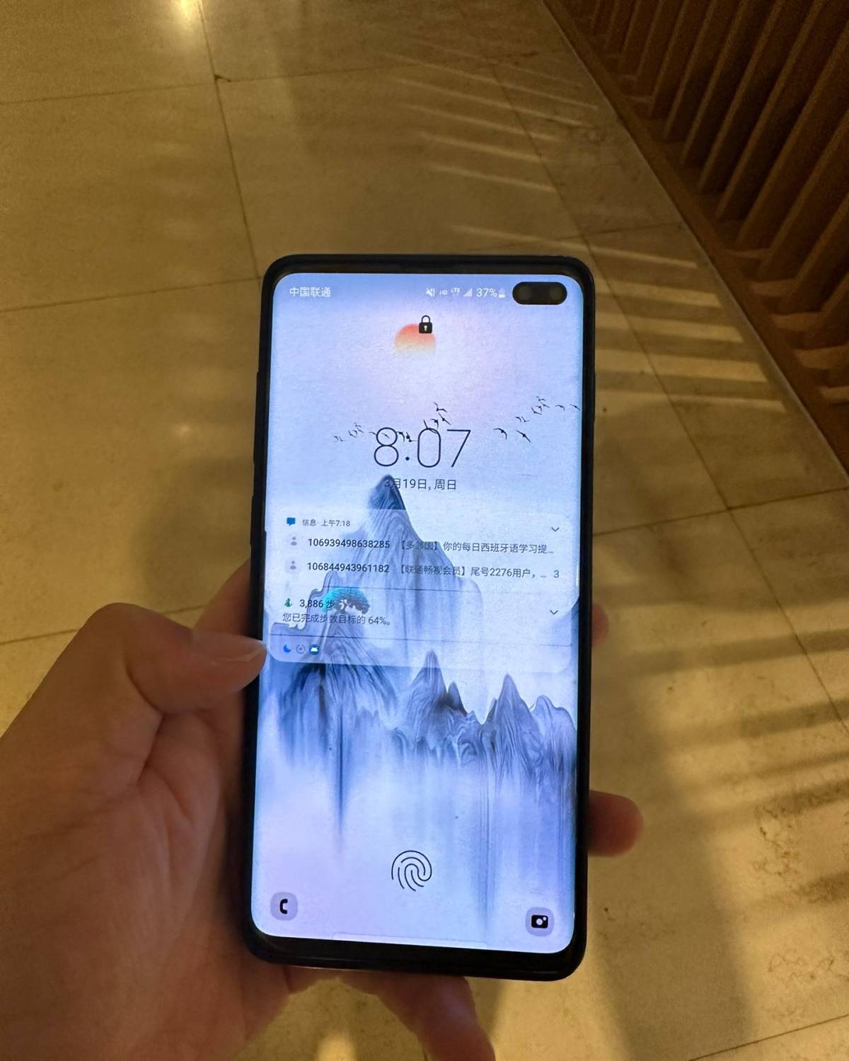 这次给大家介绍一下手里的美版s10+。是之前在美国工作（19