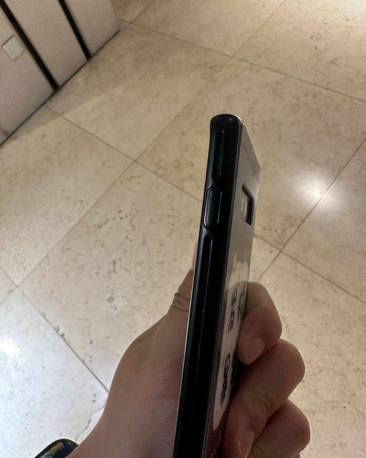 这次给大家介绍一下手里的美版s10+。是之前在美国工作（19
