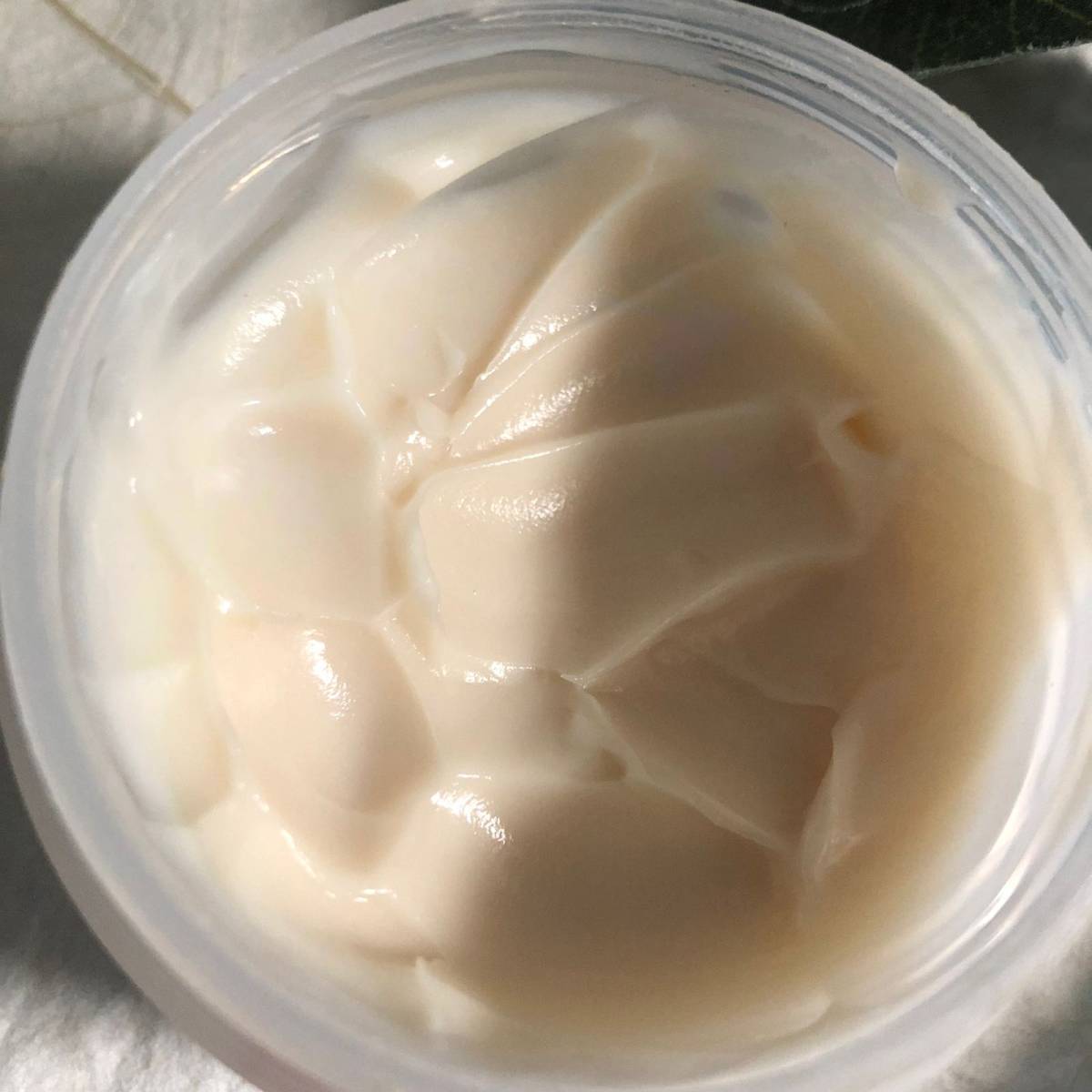 打卡护肤第七天，这两天长痘熬夜😂前几天都用粉胶的，雅顿的东