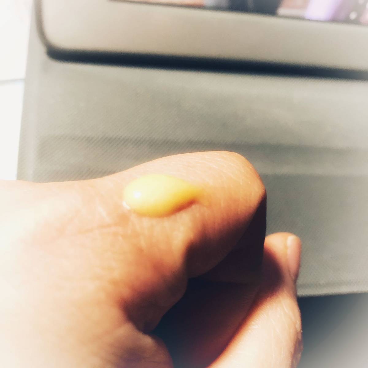 打卡护肤第七天，这两天长痘熬夜😂前几天都用粉胶的，雅顿的东