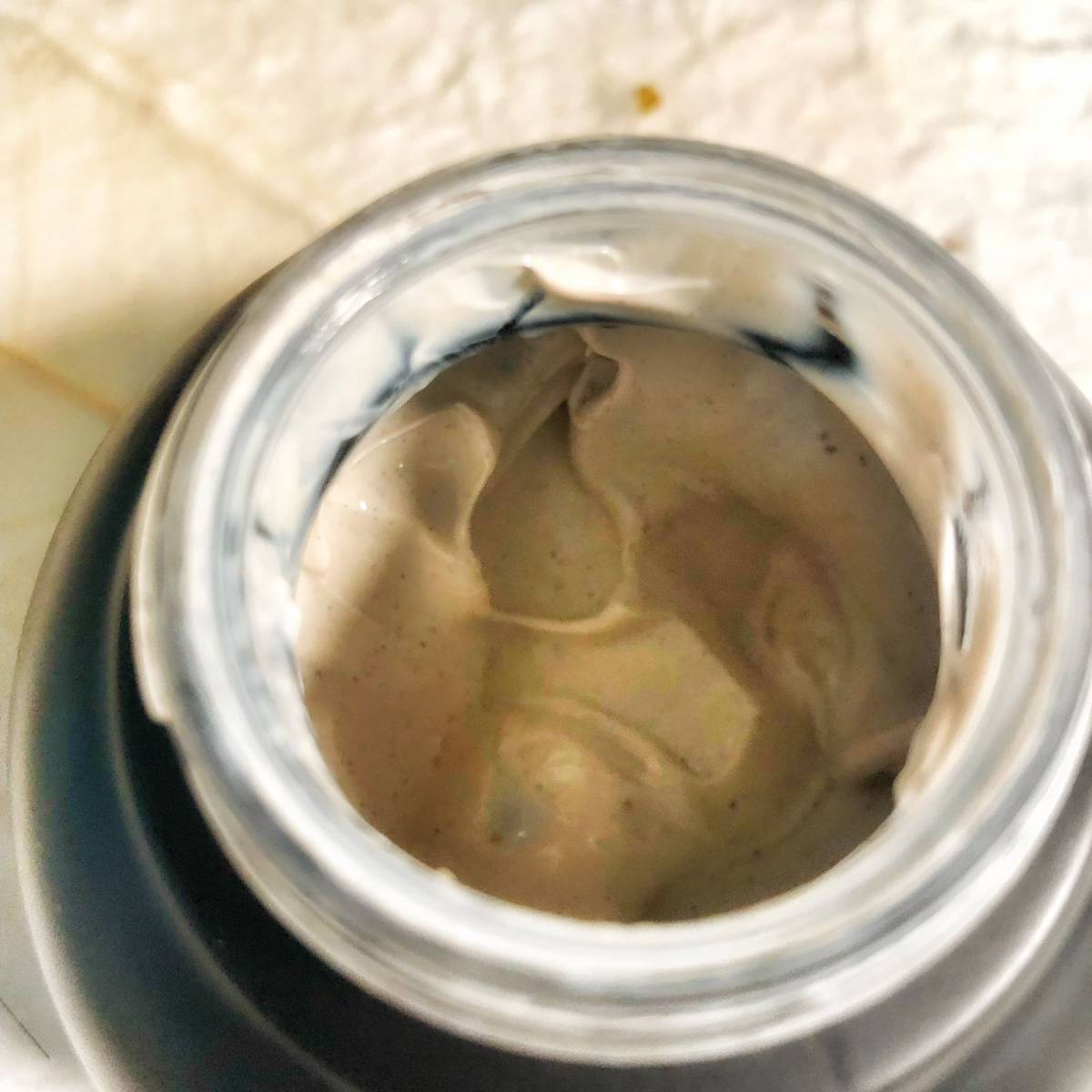 这两天下雨湿润加上天天口罩😷捂了痘子起干脆做个泥膜去去黑头