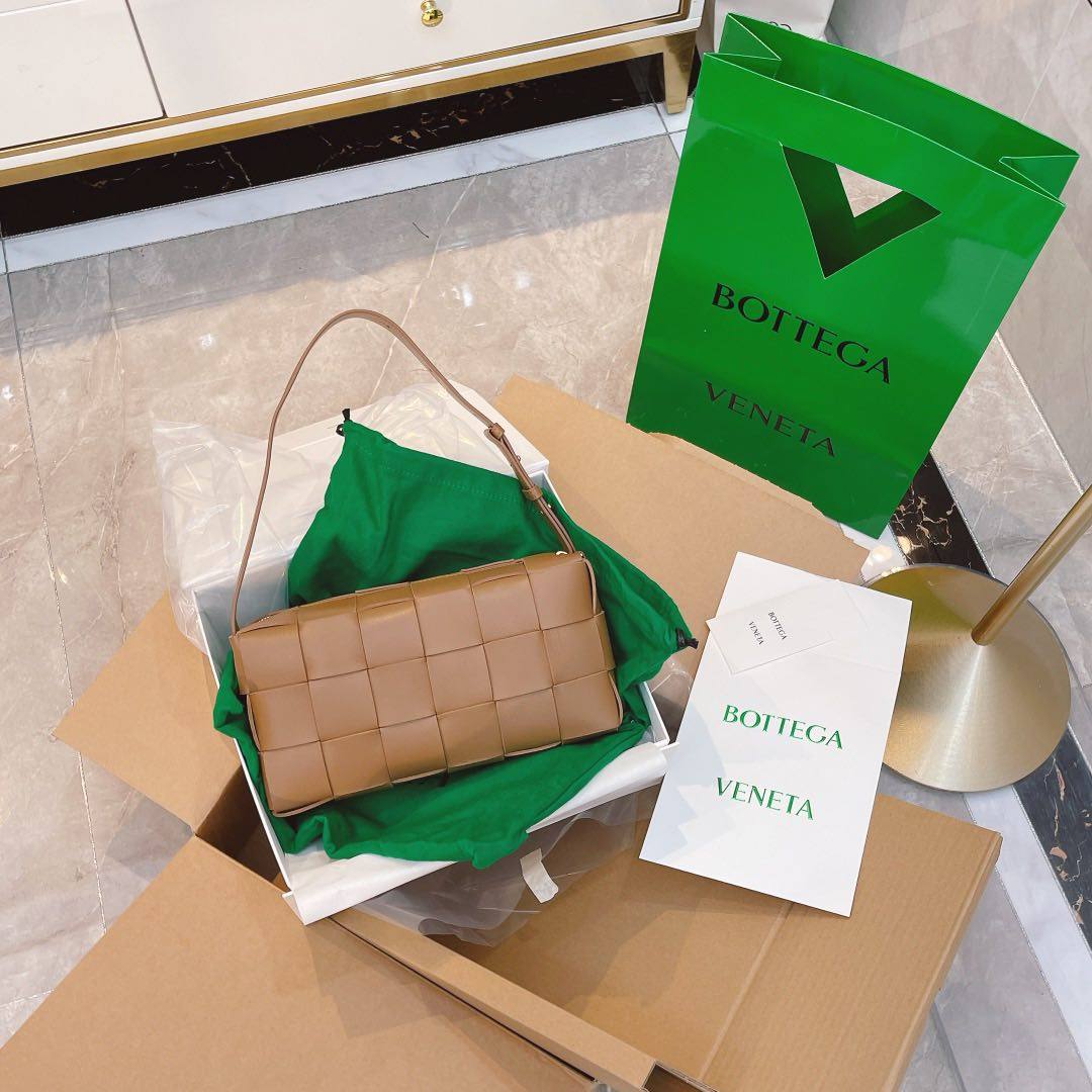 cassette 腋下包 立体方正的包型成就极简美学 哑光的