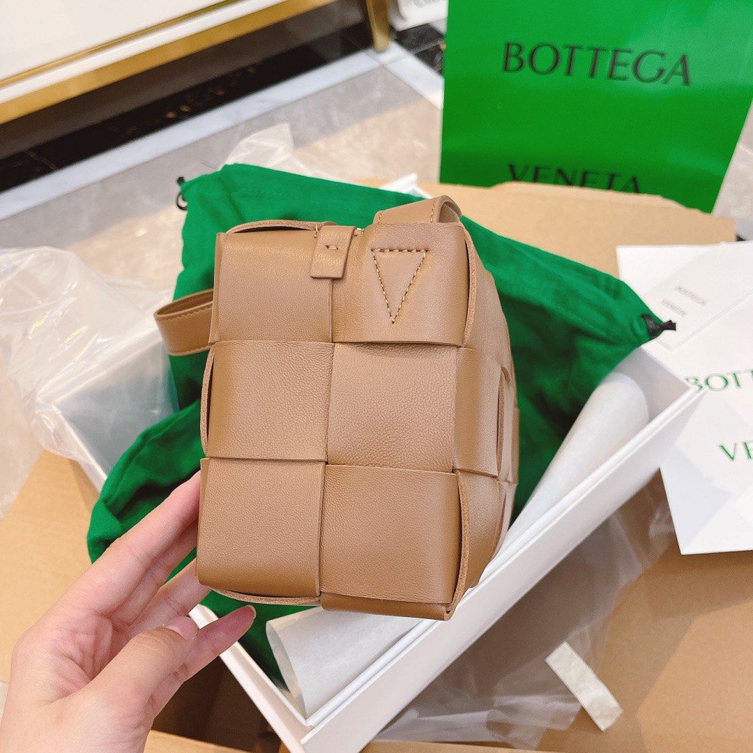 cassette 腋下包 立体方正的包型成就极简美学 哑光的