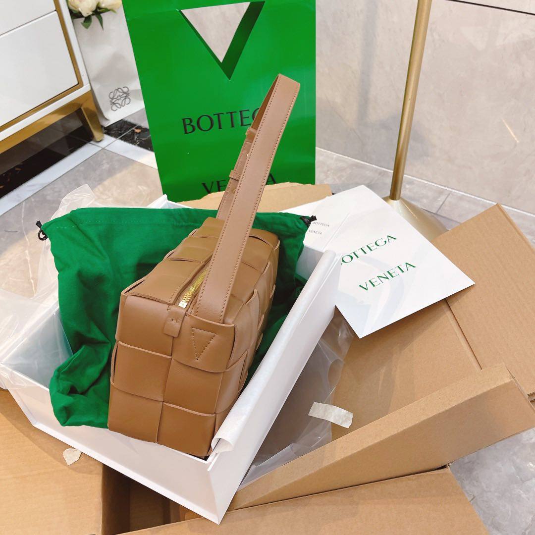 cassette 腋下包 立体方正的包型成就极简美学 哑光的