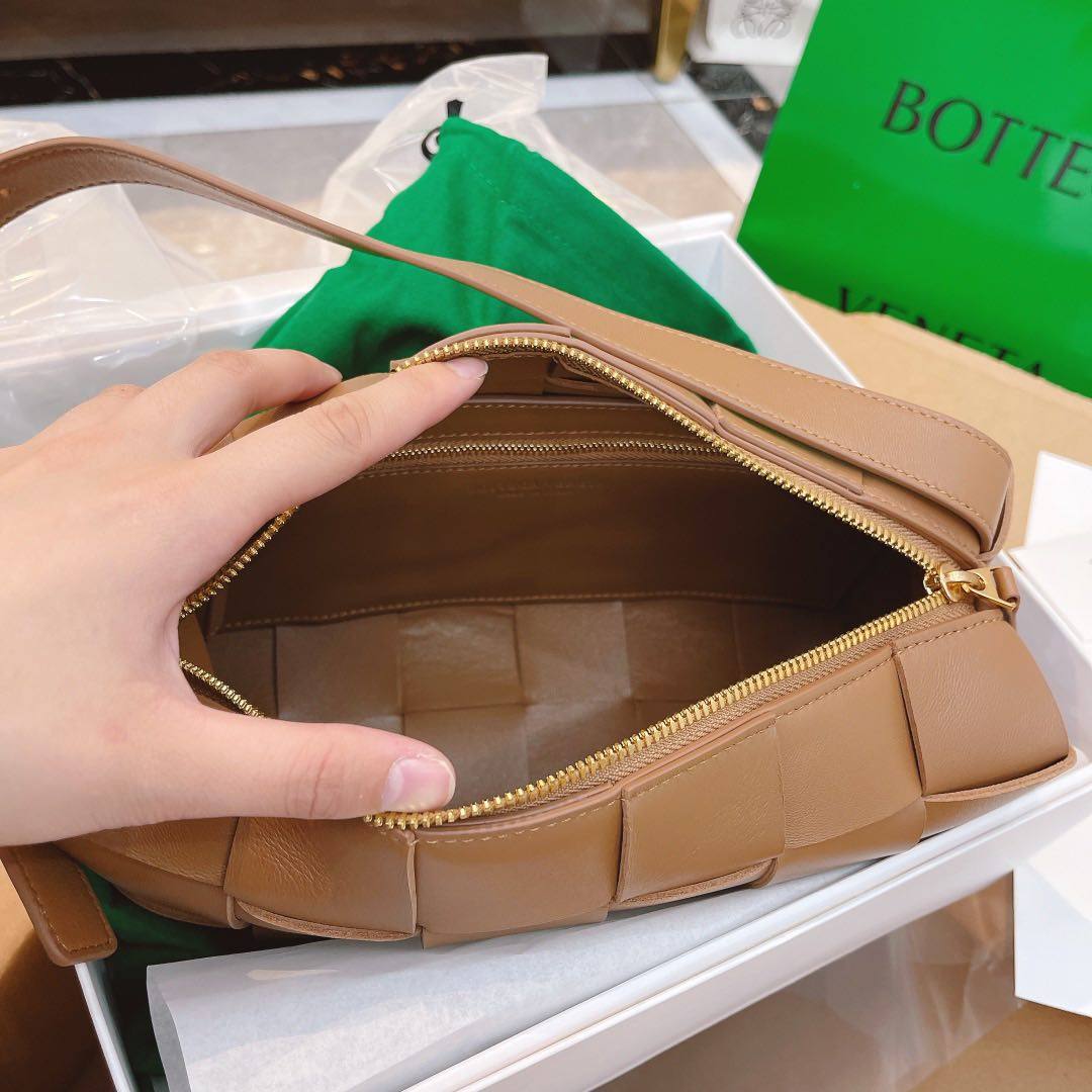 cassette 腋下包 立体方正的包型成就极简美学 哑光的