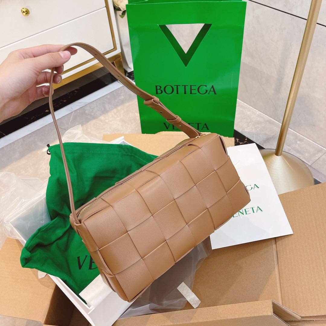 cassette 腋下包 立体方正的包型成就极简美学 哑光的