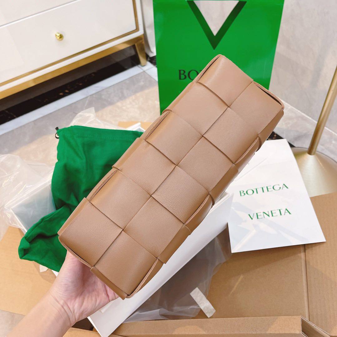 cassette 腋下包 立体方正的包型成就极简美学 哑光的