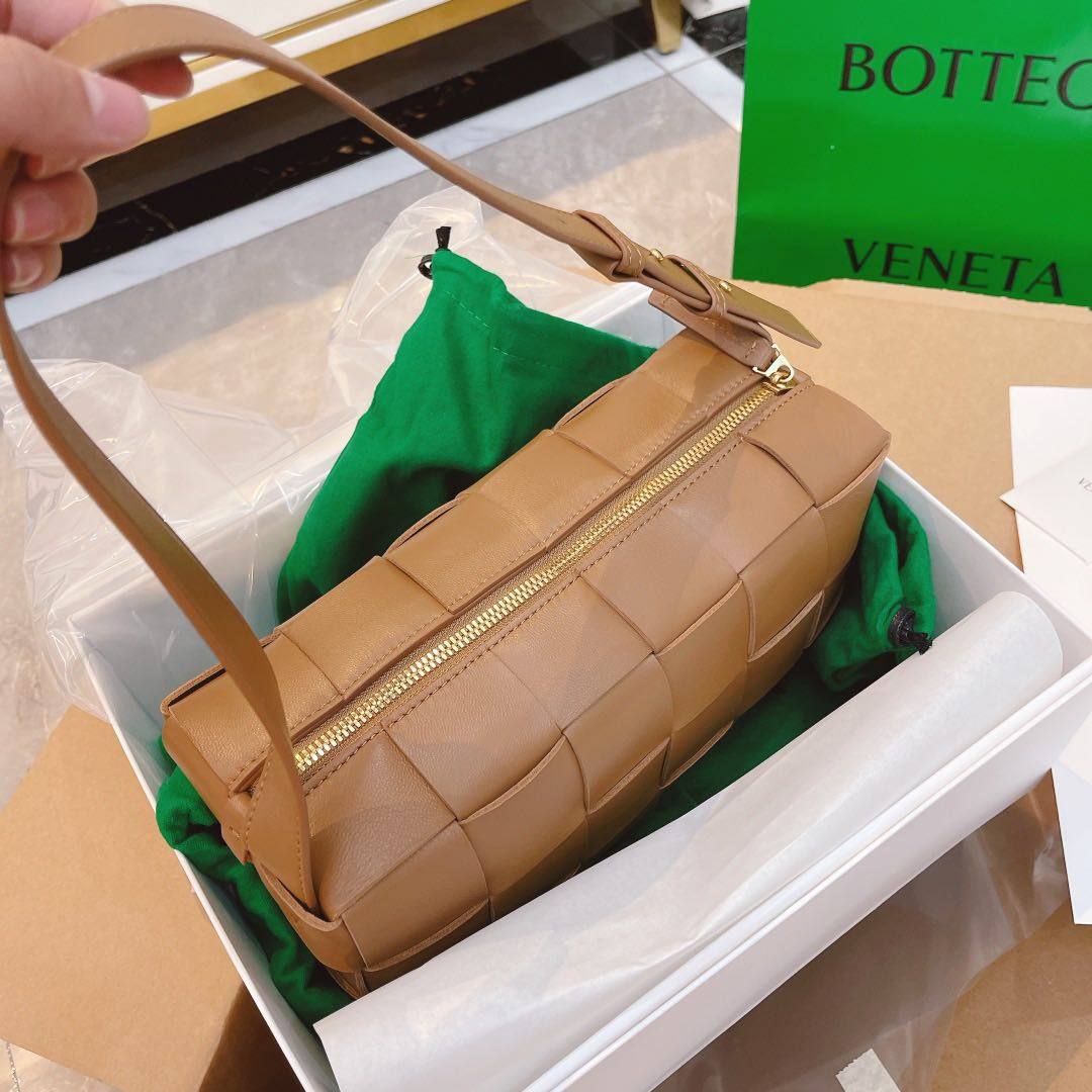 cassette 腋下包 立体方正的包型成就极简美学 哑光的