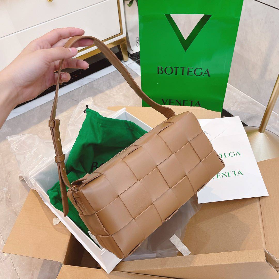 cassette 腋下包 立体方正的包型成就极简美学 哑光的