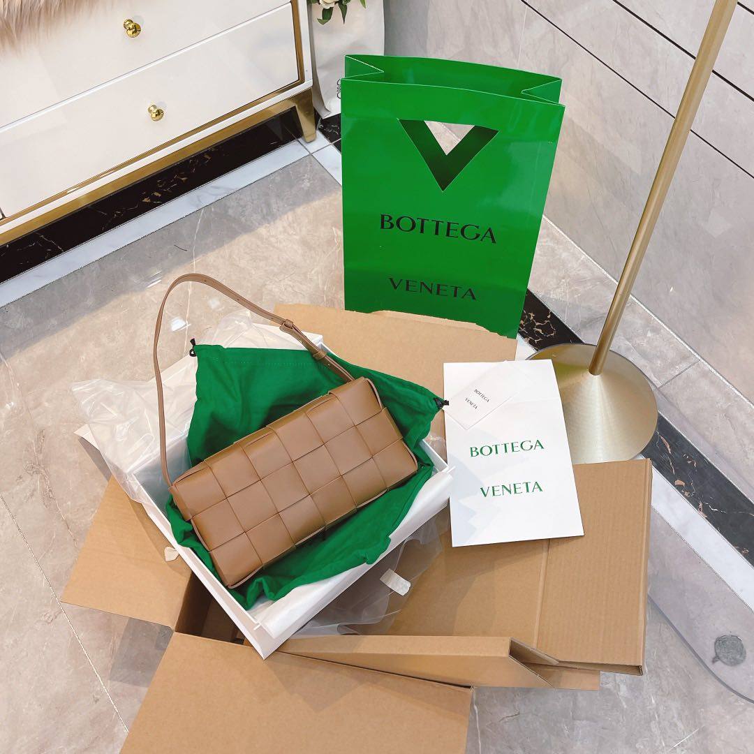 cassette 腋下包 立体方正的包型成就极简美学 哑光的