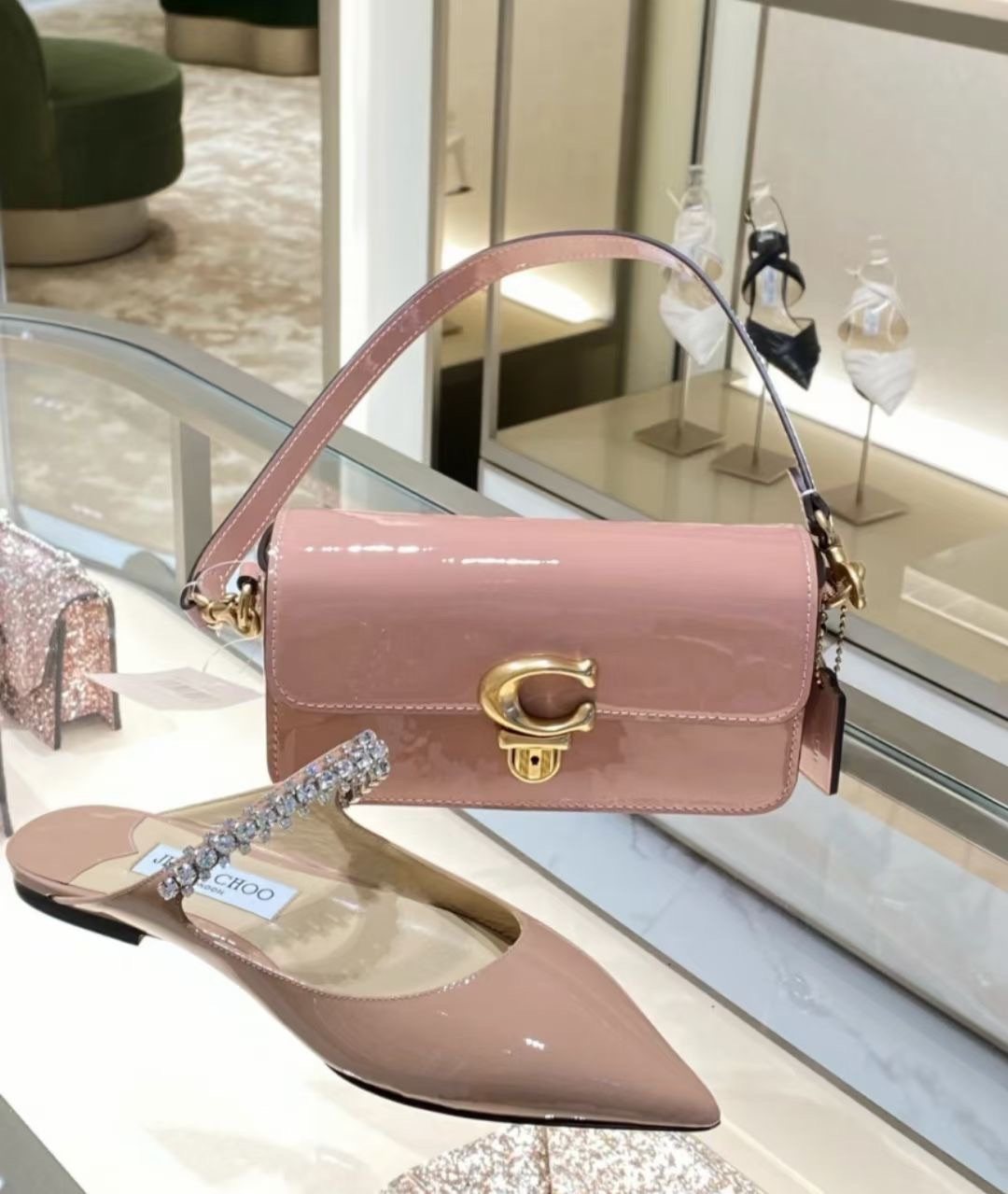 预定💰2099直邮 coach studio漆皮法棍包粉色