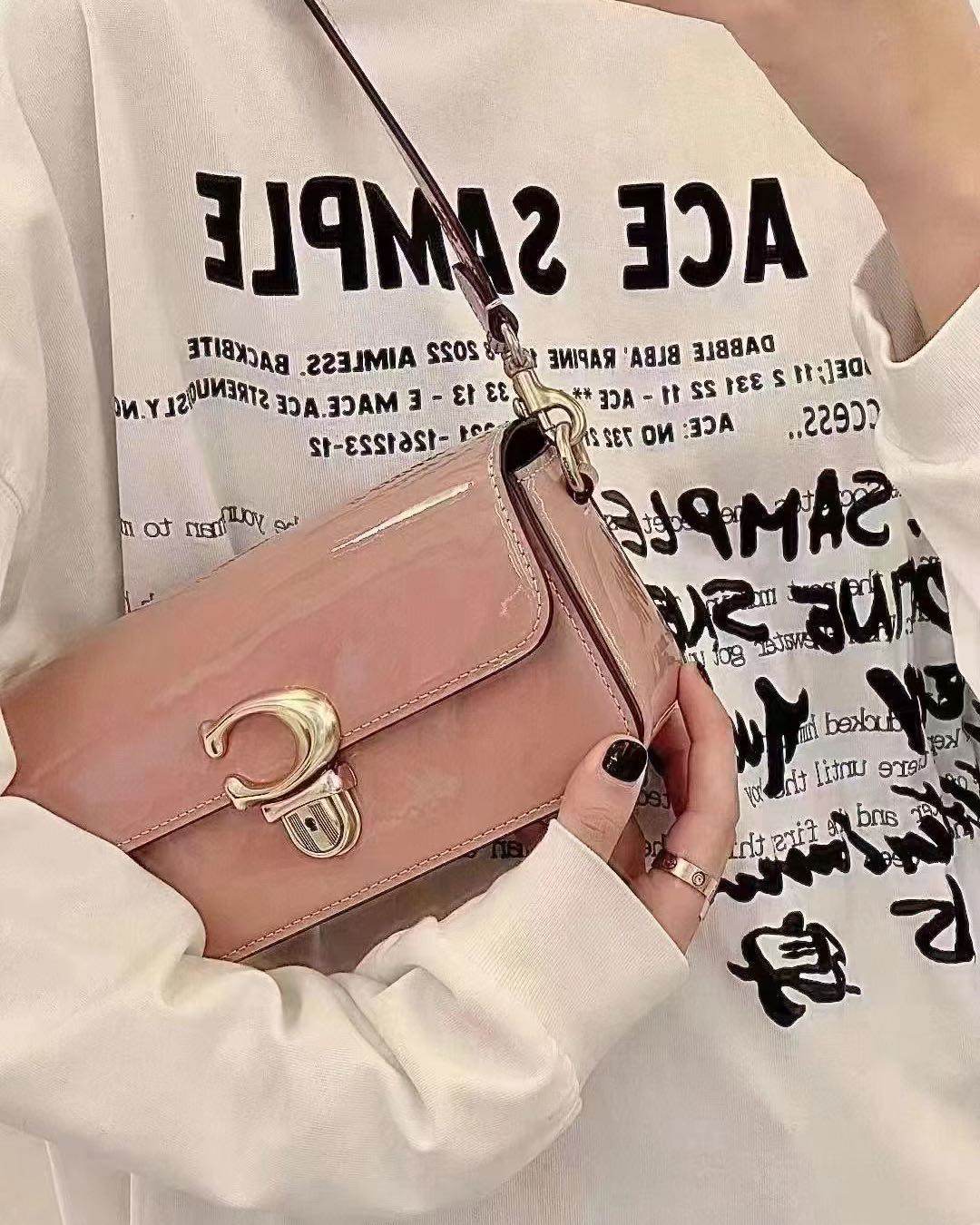 预定💰2099直邮 coach studio漆皮法棍包粉色