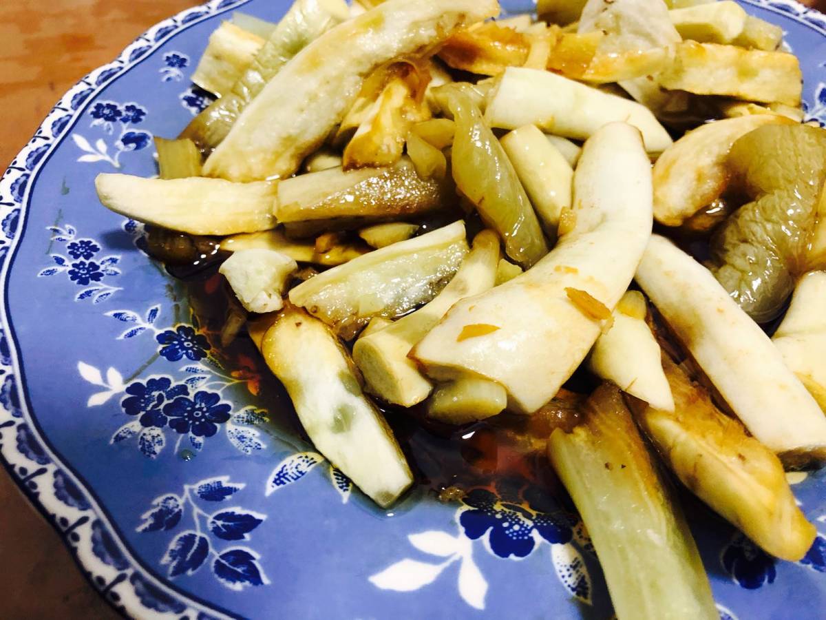 今天晚餐做个清蒸白茄子炒鸡好吃而且很容易做的，就是厨房小白都
