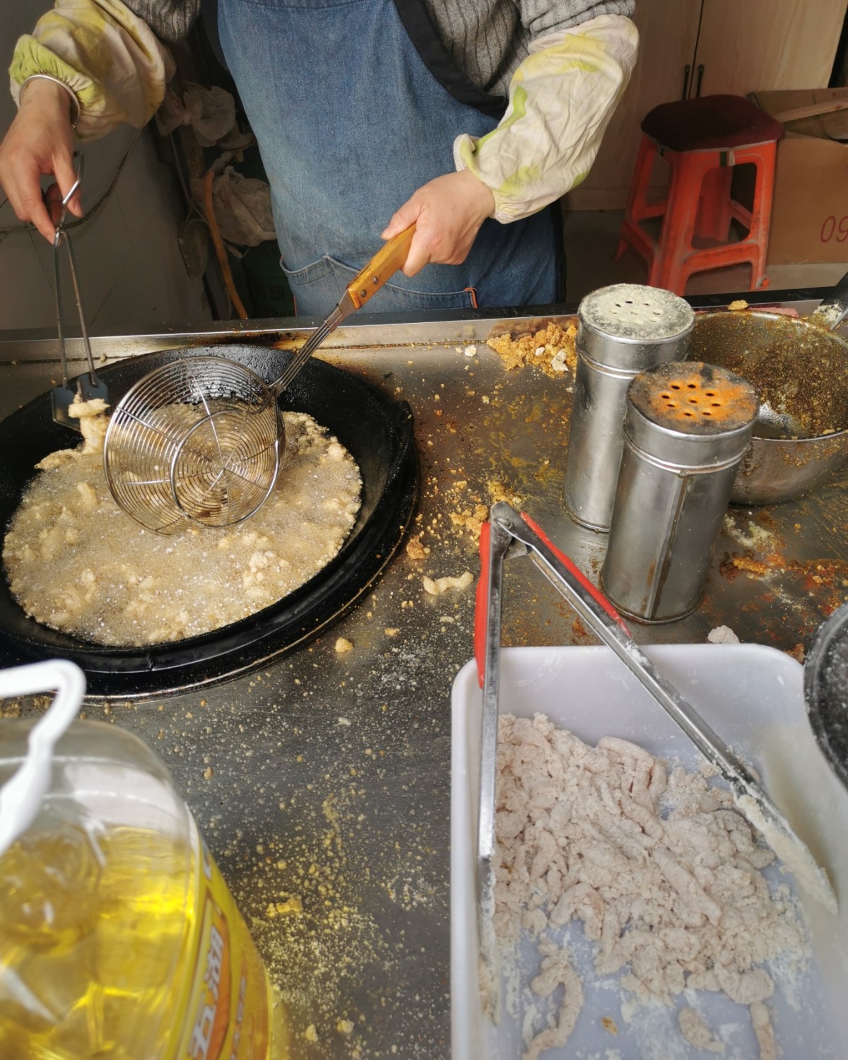 今天我又回老家了，到家后的第一件事就是出门去买这家香酥鸡。是