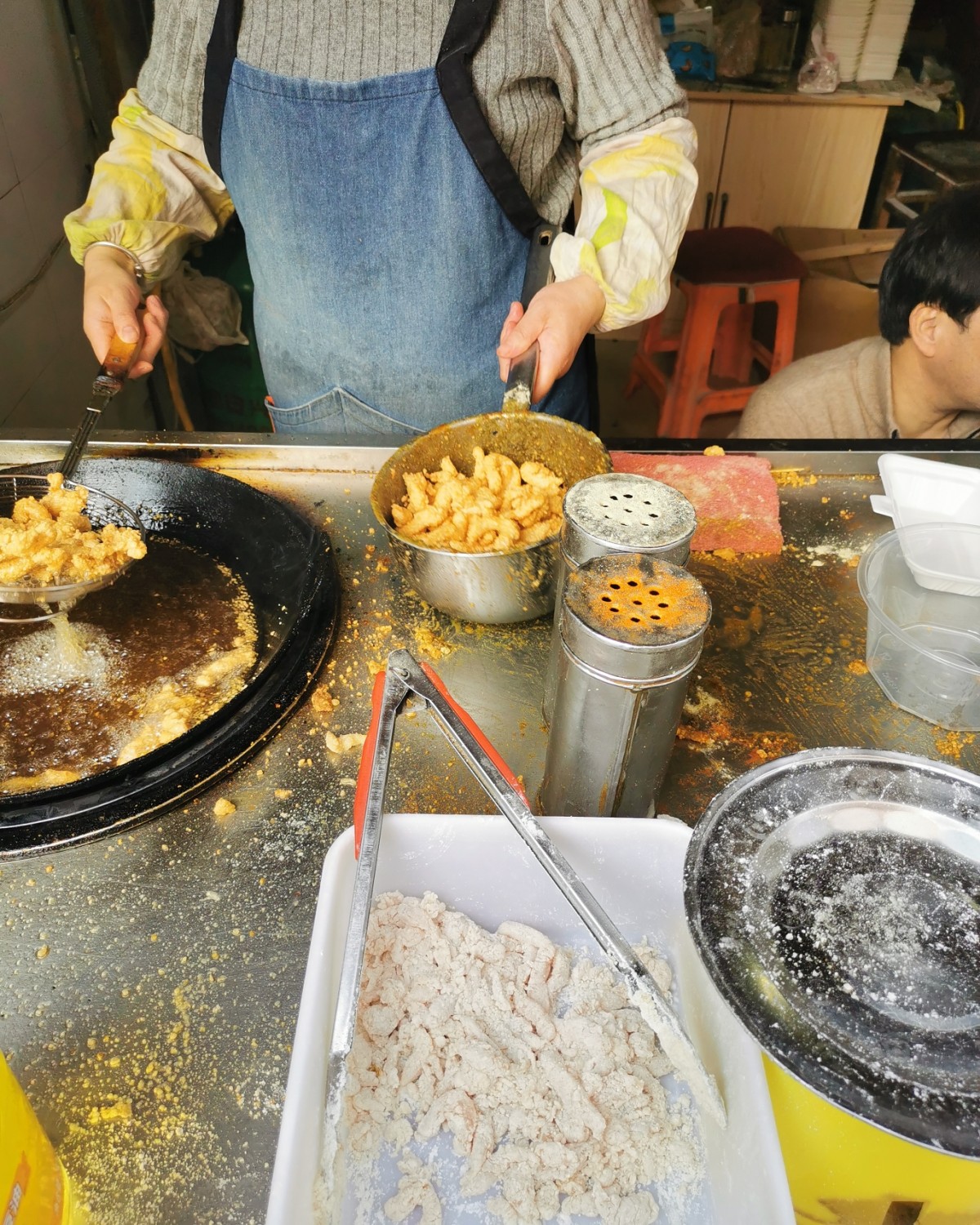 今天我又回老家了，到家后的第一件事就是出门去买这家香酥鸡。是