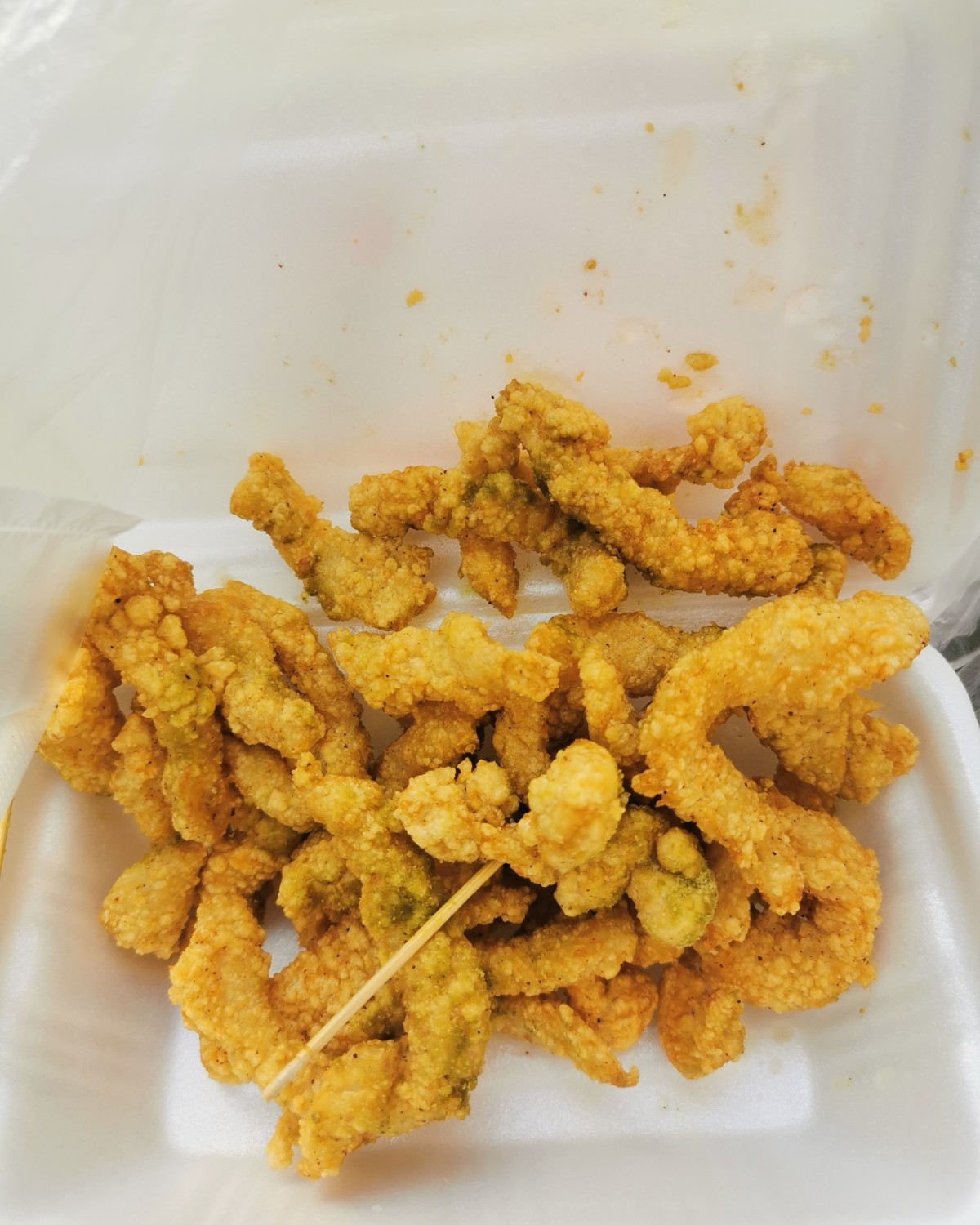 今天我又回老家了，到家后的第一件事就是出门去买这家香酥鸡。是