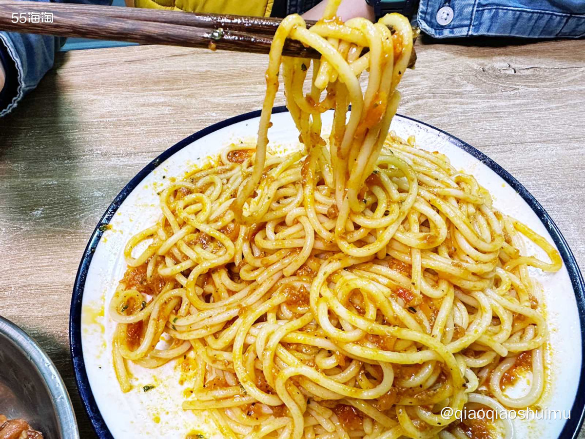 中午吃撑，晚上我俩都不怎么打算吃了，但是娃要吃呀。 老公准备