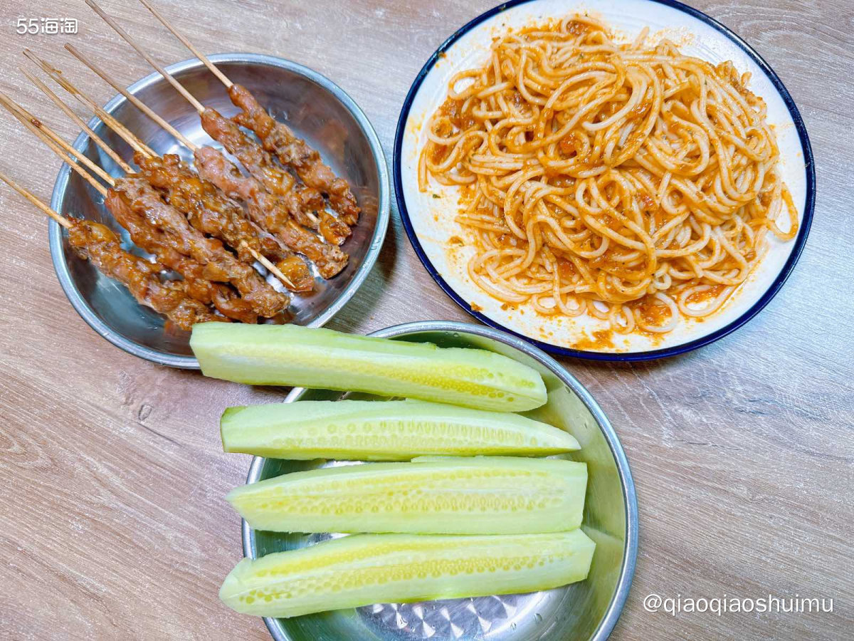 中午吃撑，晚上我俩都不怎么打算吃了，但是娃要吃呀。 老公准备