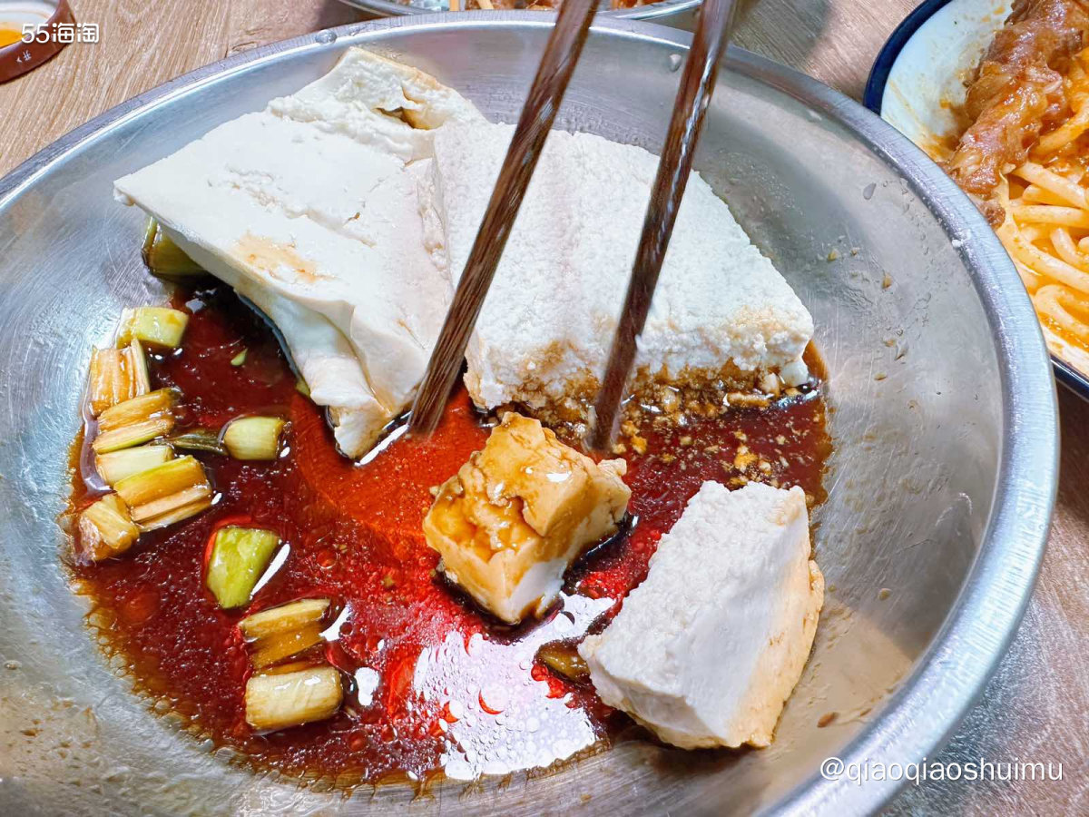 中午吃撑，晚上我俩都不怎么打算吃了，但是娃要吃呀。 老公准备