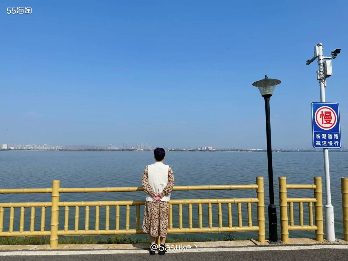🌈汤逊湖村是武汉避世小渔村，这里的湖水很蓝一排黄色的栏杆跟