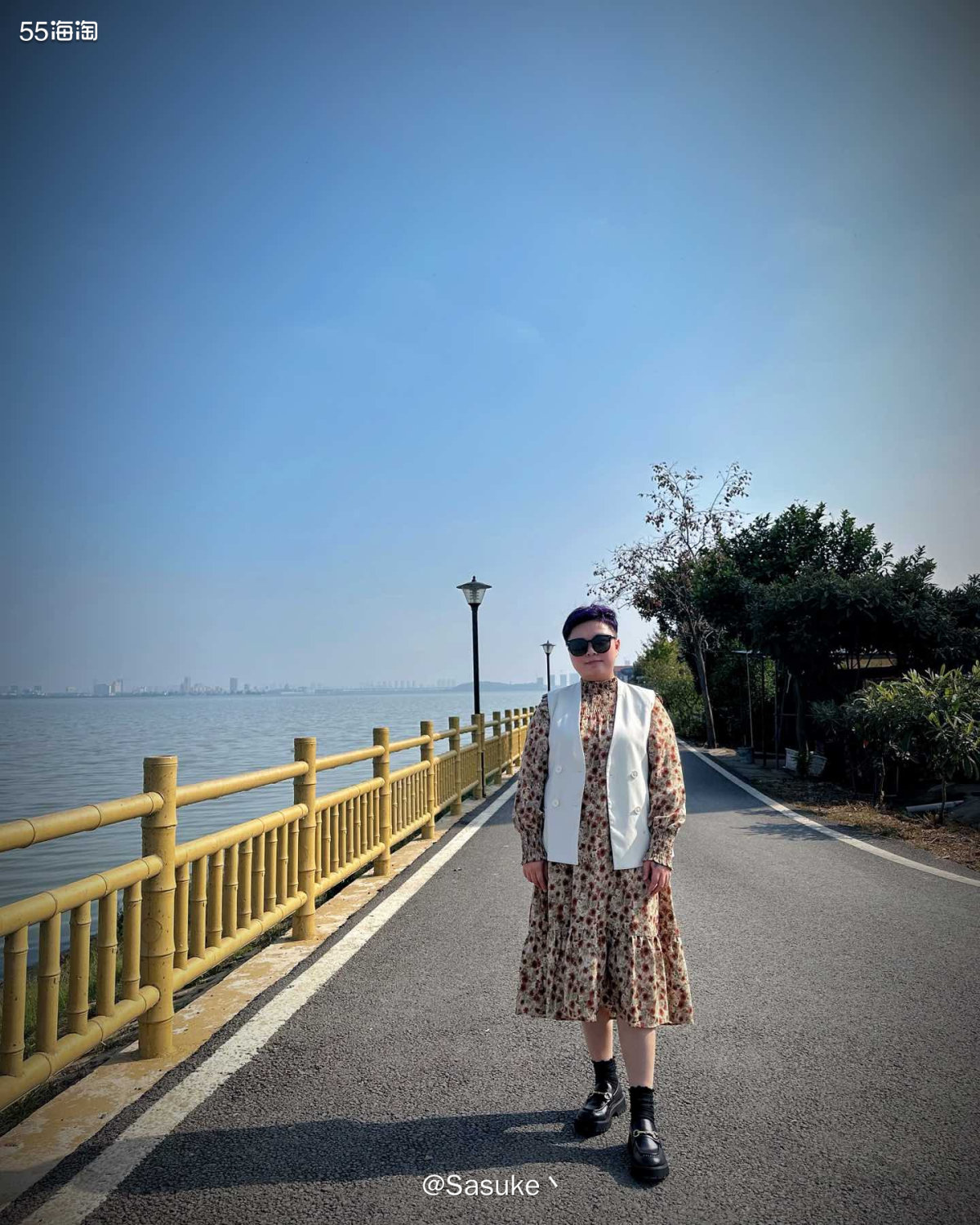 🌈汤逊湖村是武汉避世小渔村，这里的湖水很蓝一排黄色的栏杆跟