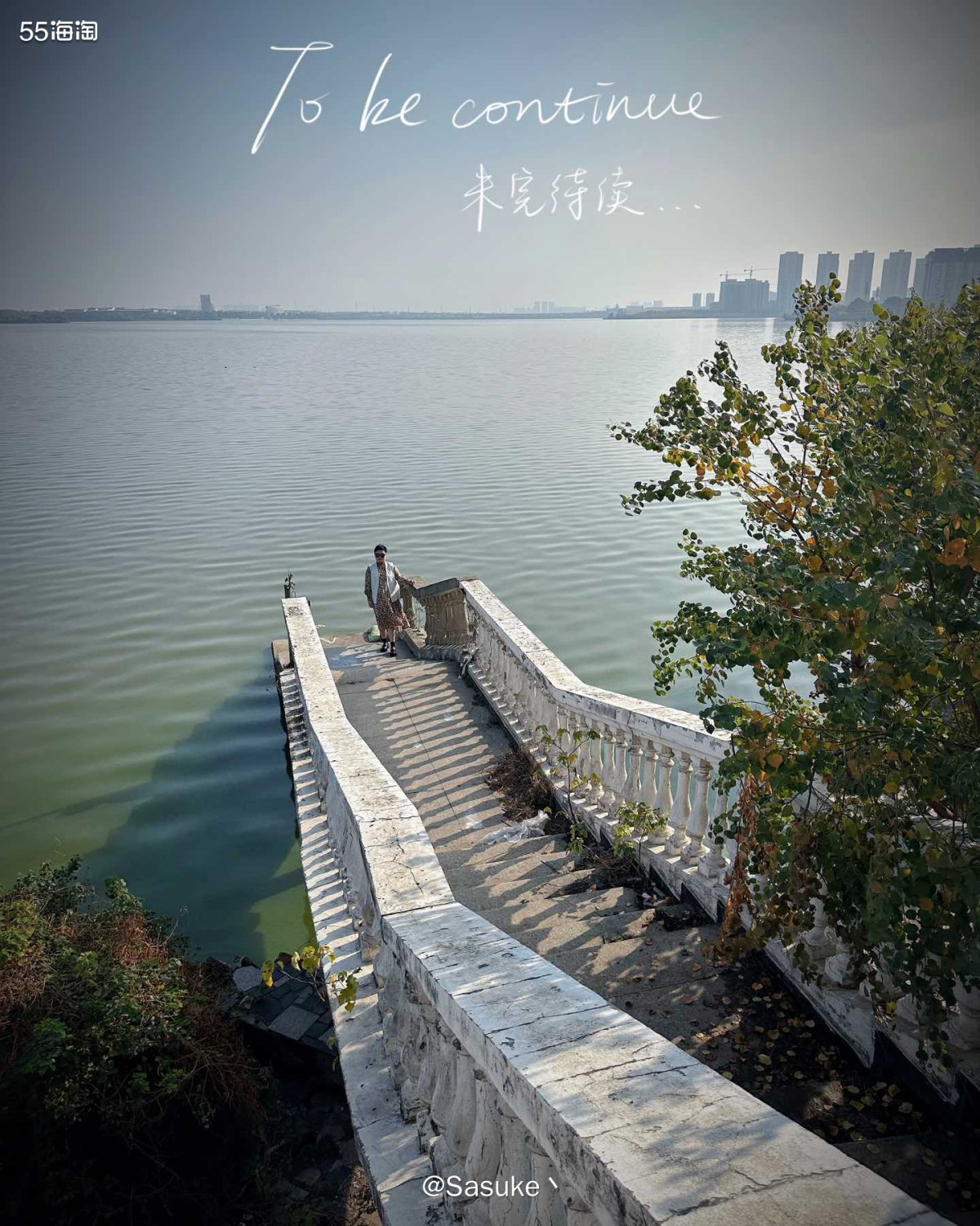 🌈汤逊湖村是武汉避世小渔村，这里的湖水很蓝一排黄色的栏杆跟