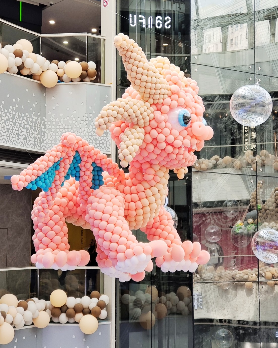 真的被万达可爱到了，直戳我萌萌的少妇心，草莓样子的小蛋糕，吃