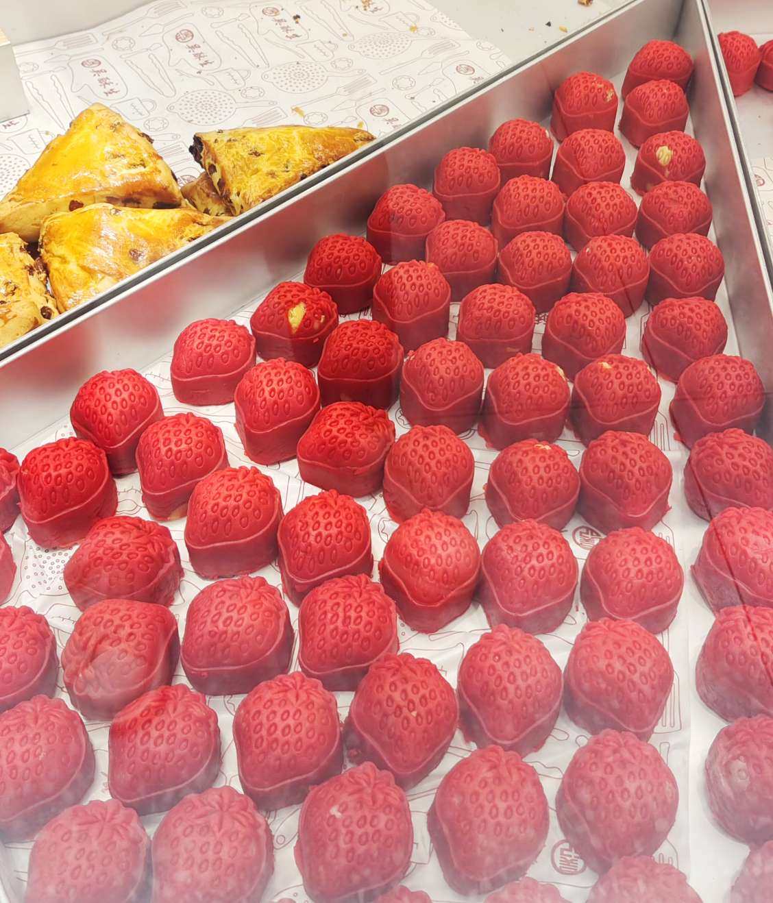 真的被万达可爱到了，直戳我萌萌的少妇心，草莓样子的小蛋糕，吃