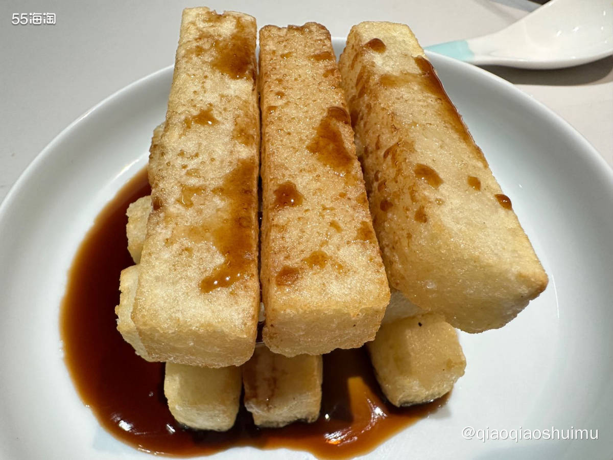 家门口新开了一家川菜馆，据说是东北川菜的杠把子，哈哈哈，笑死