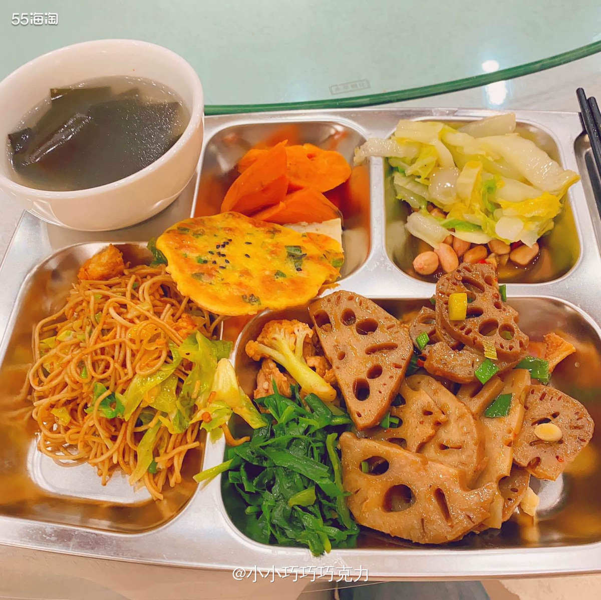 我们单位食堂是自助餐的形式，想吃什么自己打，有一点不好的是整