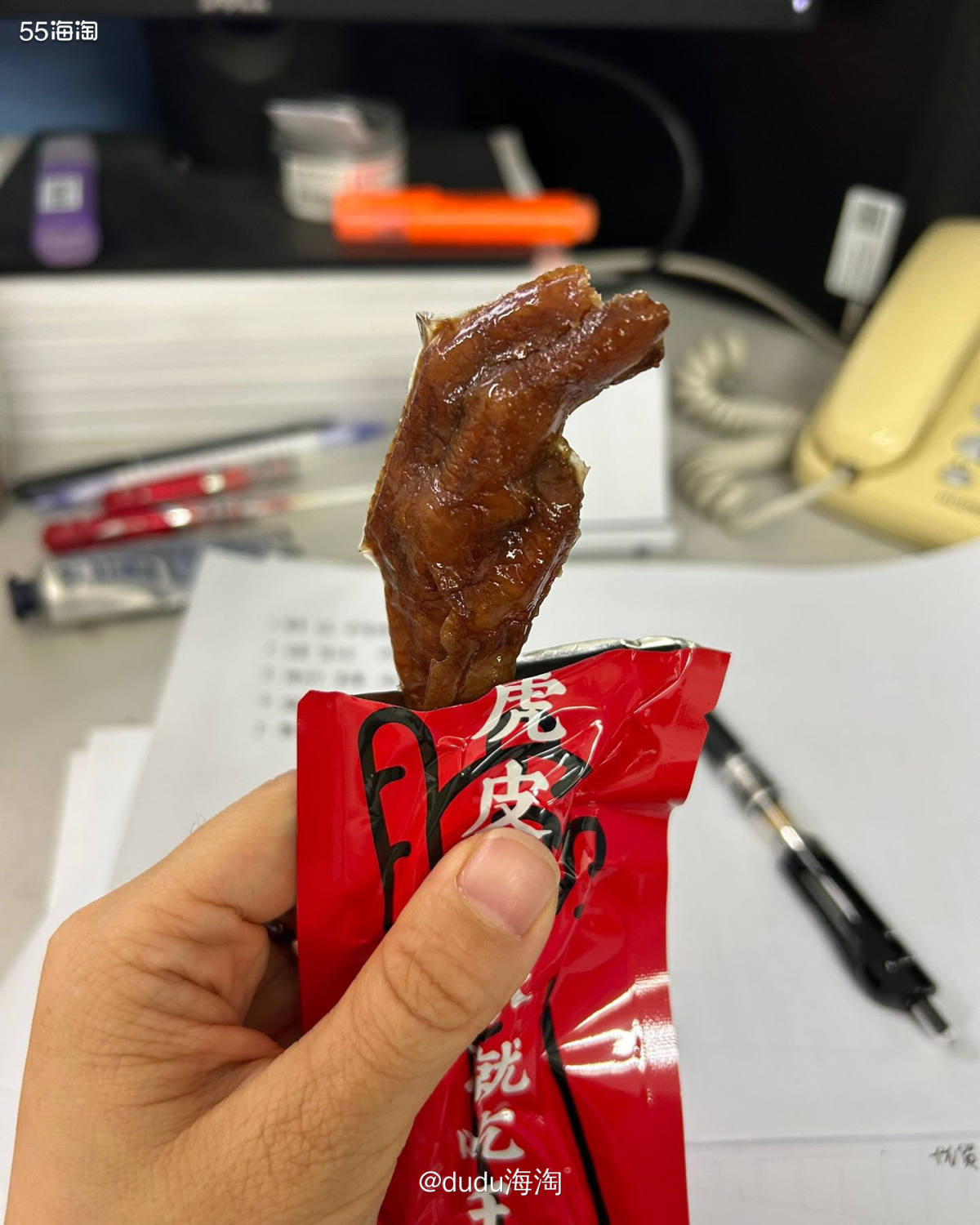💕前几天在淘宝买的王小卤鸡爪爪到了，寄到了单位，中午取完快