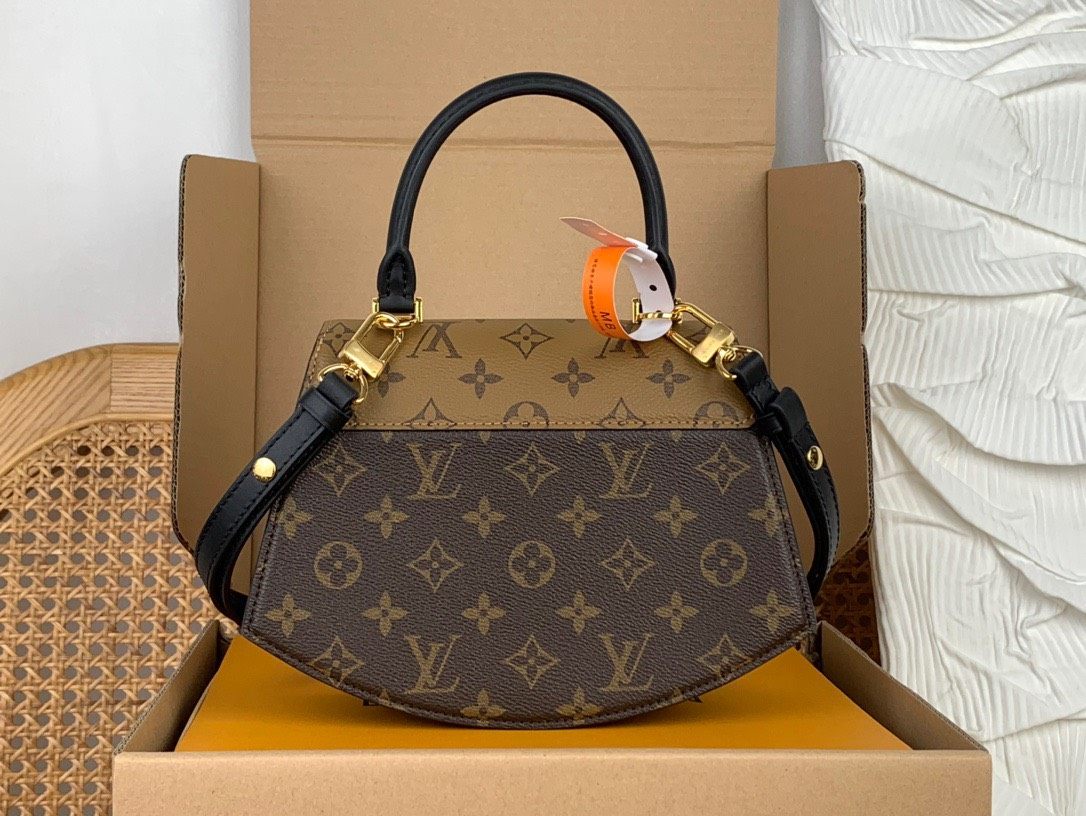 由 Monogram 和 Monogram Reverse 