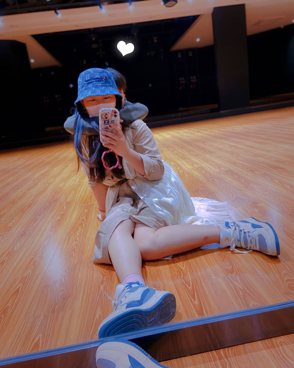 这个是周末陪孩子去上街舞课的一套ootd 从下往上说吧，就是