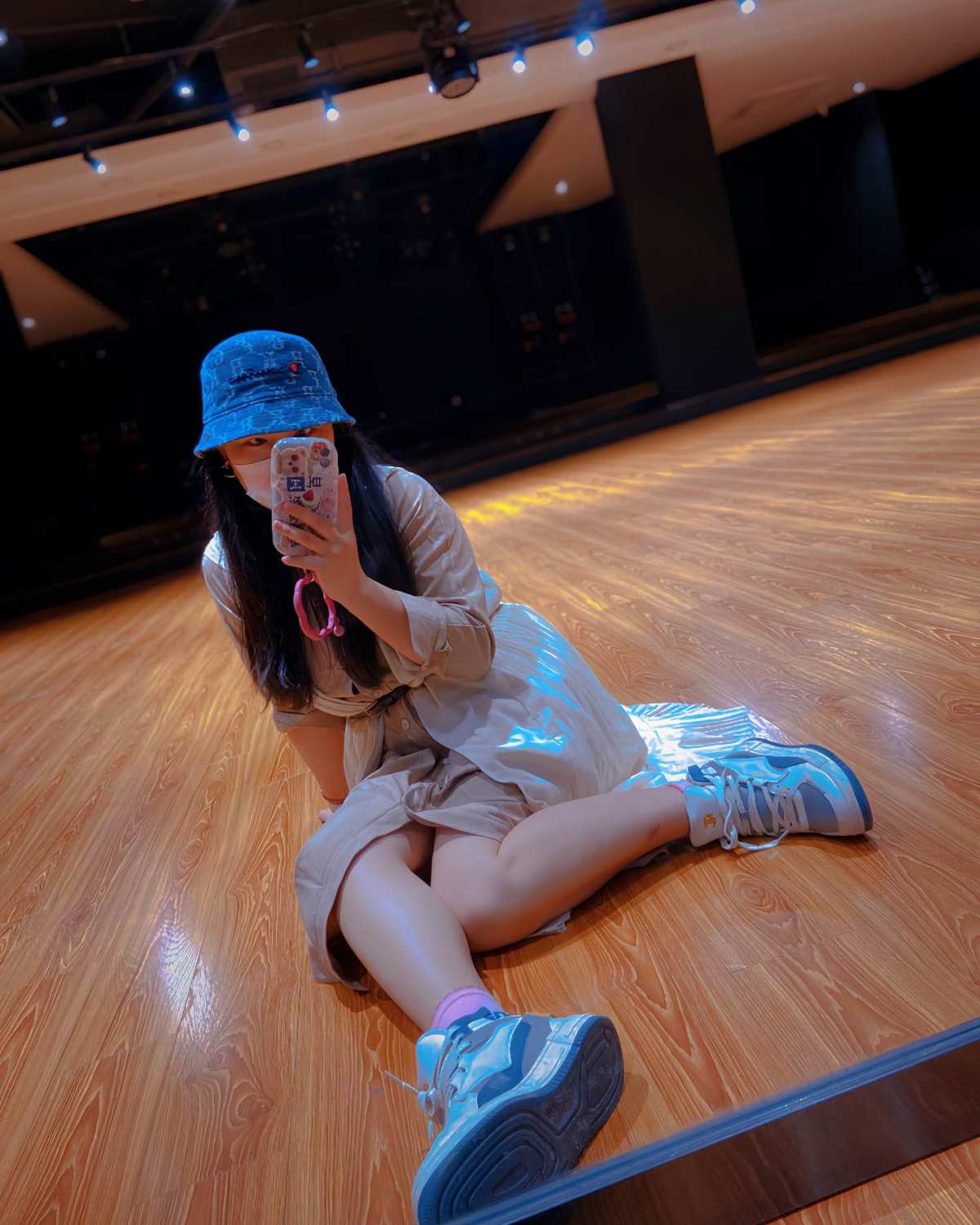 这个是周末陪孩子去上街舞课的一套ootd 从下往上说吧，就是