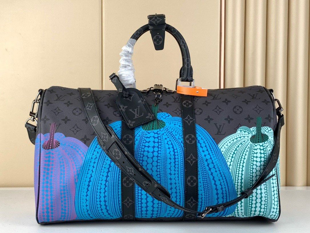 PUMPKINS 草间弥生沉醉于南瓜的圆润造型和拟人特质，并