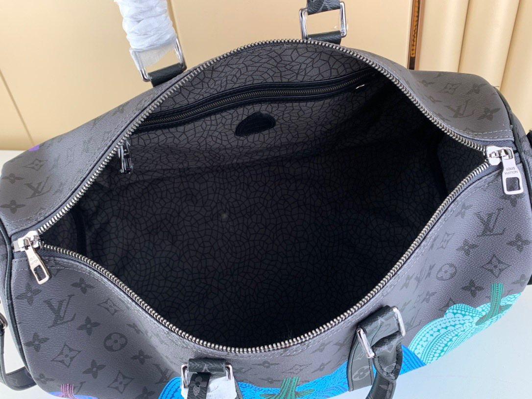 PUMPKINS 草间弥生沉醉于南瓜的圆润造型和拟人特质，并