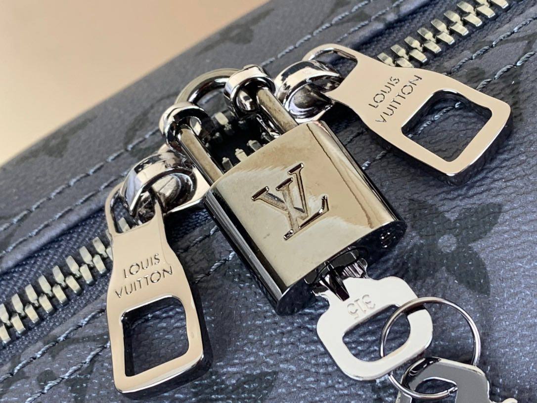 PUMPKINS 草间弥生沉醉于南瓜的圆润造型和拟人特质，并