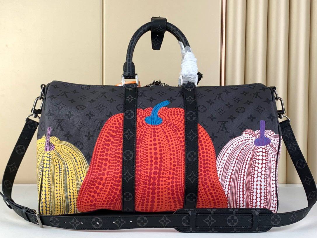 PUMPKINS 草间弥生沉醉于南瓜的圆润造型和拟人特质，并