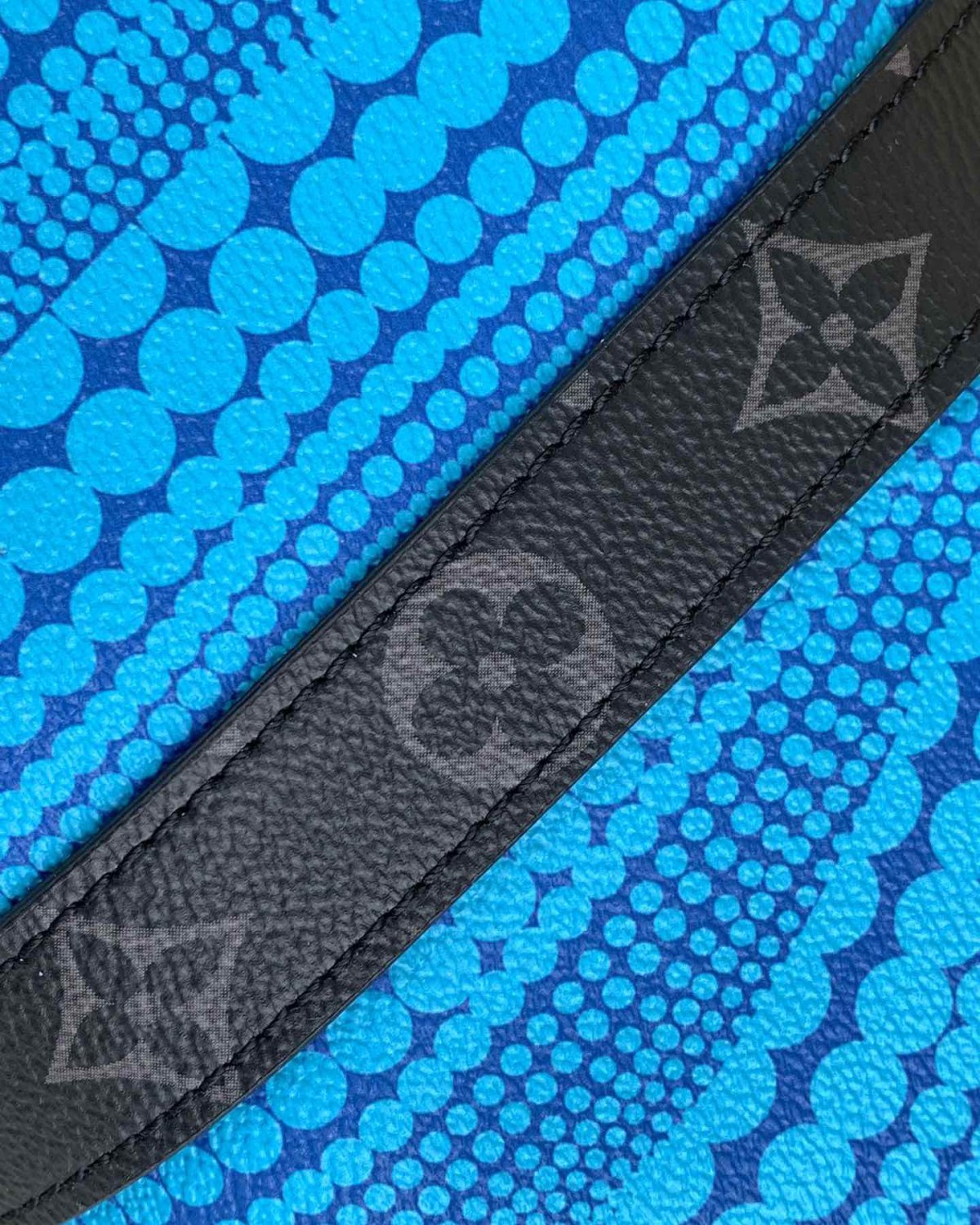 PUMPKINS 草间弥生沉醉于南瓜的圆润造型和拟人特质，并