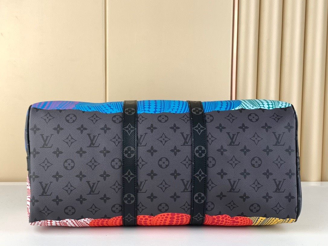 PUMPKINS 草间弥生沉醉于南瓜的圆润造型和拟人特质，并