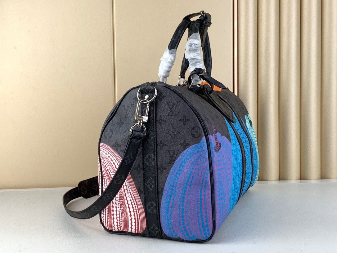 PUMPKINS 草间弥生沉醉于南瓜的圆润造型和拟人特质，并