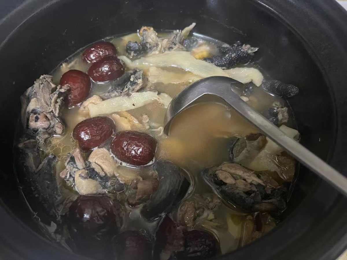 下午被投喂了奶茶，所以晚上比较晚吃，周末家里人员比较齐，也有