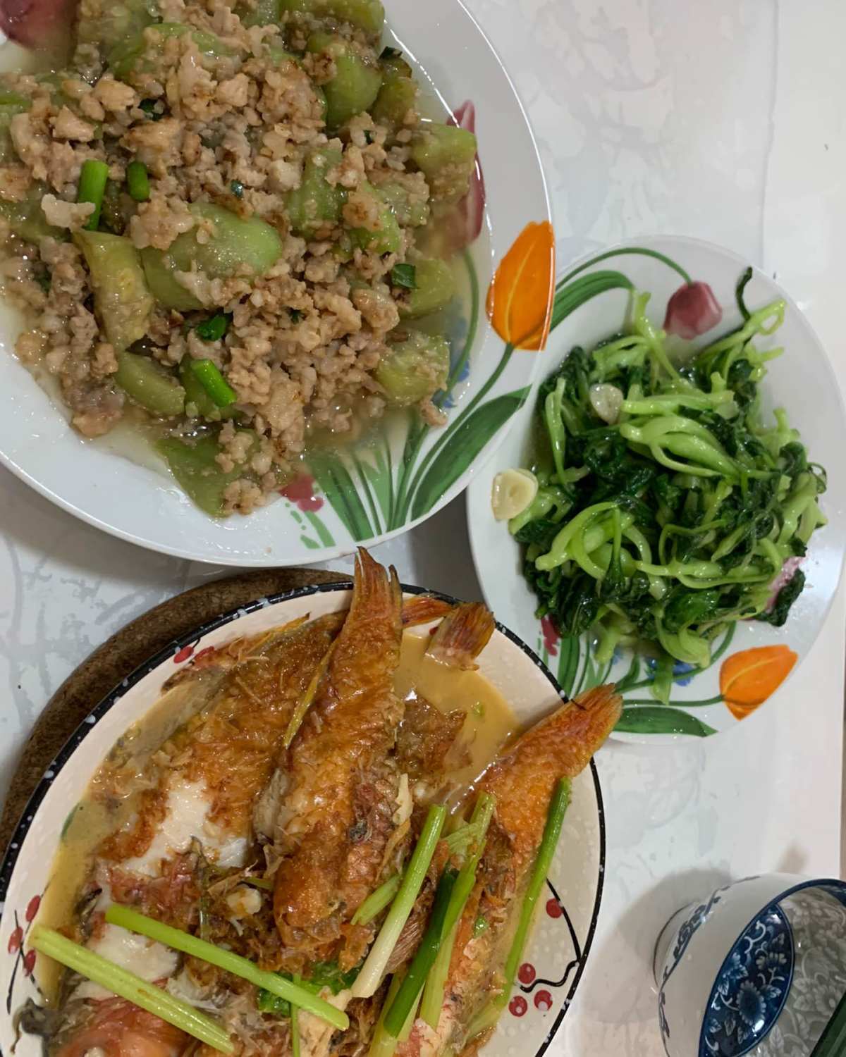 下午被投喂了奶茶，所以晚上比较晚吃，周末家里人员比较齐，也有