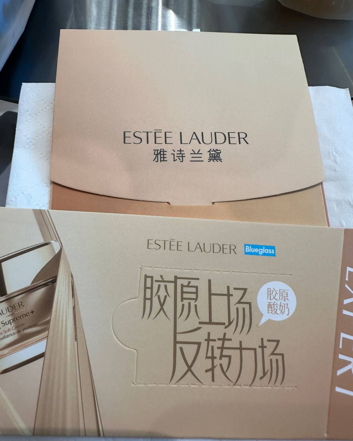 周末无事出来逛街，找到了“广州”blveglass酸奶，虽然