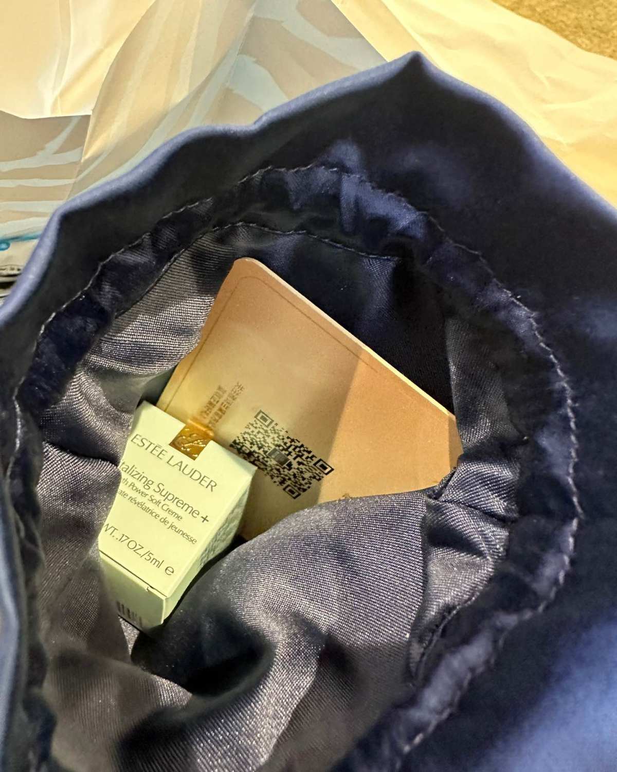 周末无事出来逛街，找到了“广州”blveglass酸奶，虽然