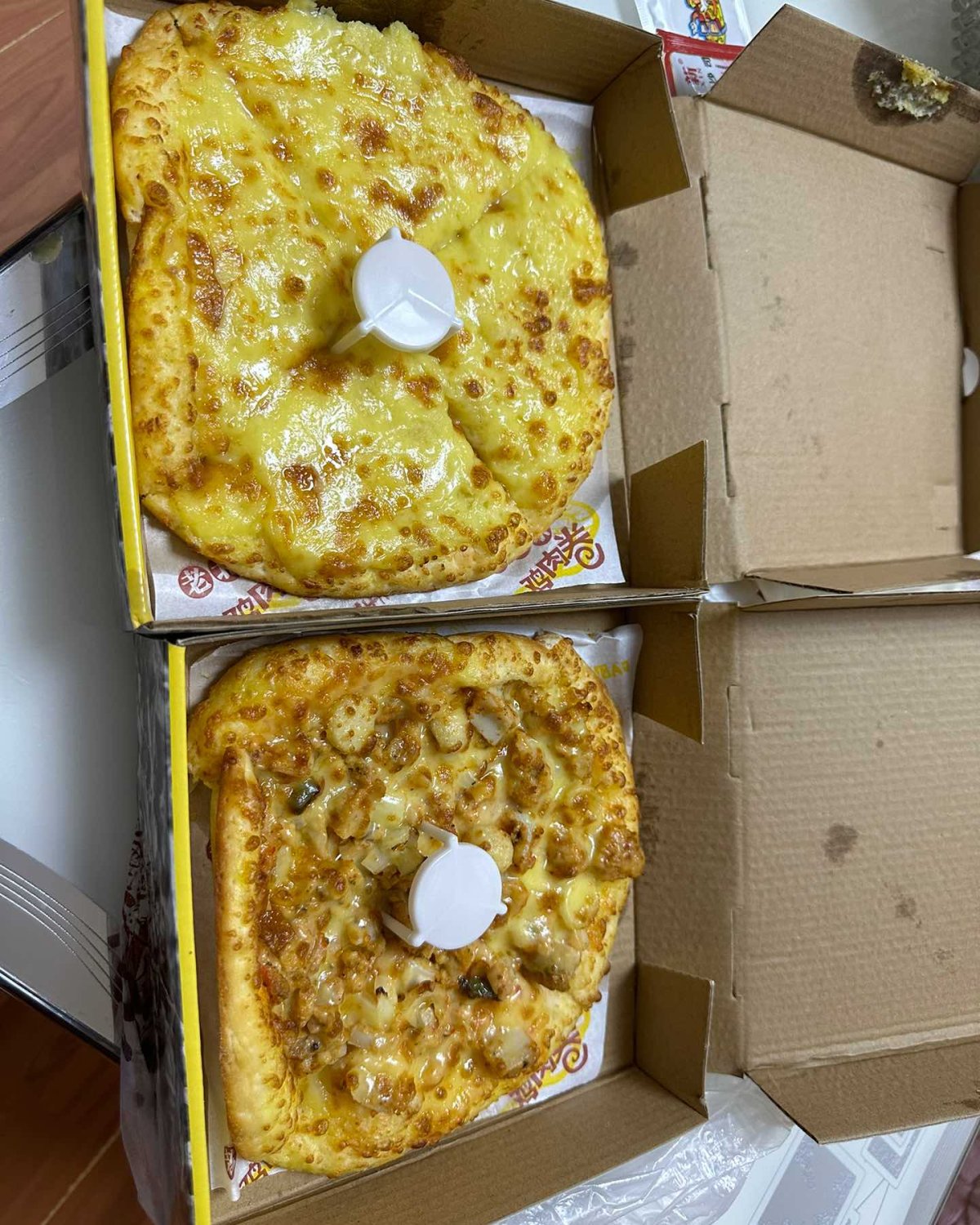 披萨🍕我最喜欢吃广州市的乐凯撒金枕榴莲披萨，配上他们家独有